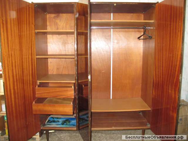 Шкаф трехстворчатый