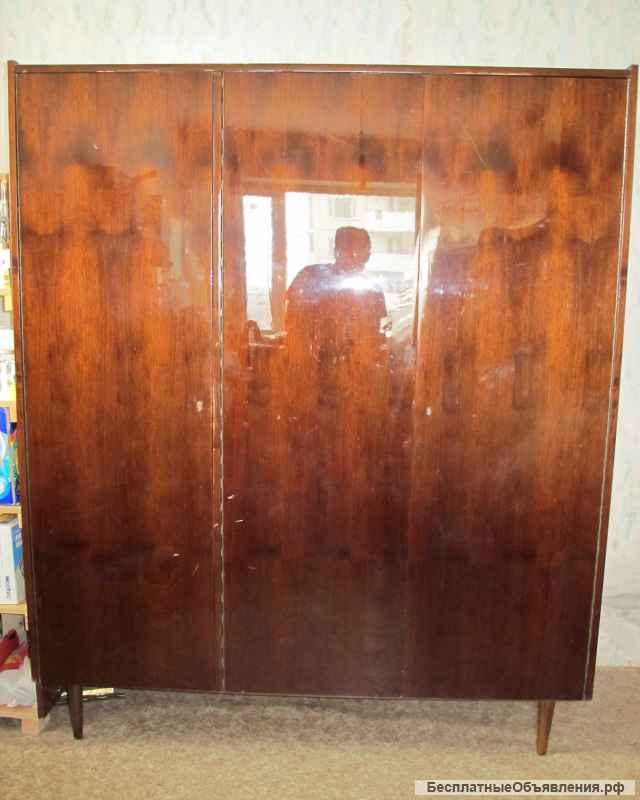 Шкаф трехстворчатый