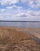 Участок с домом на берегу озера