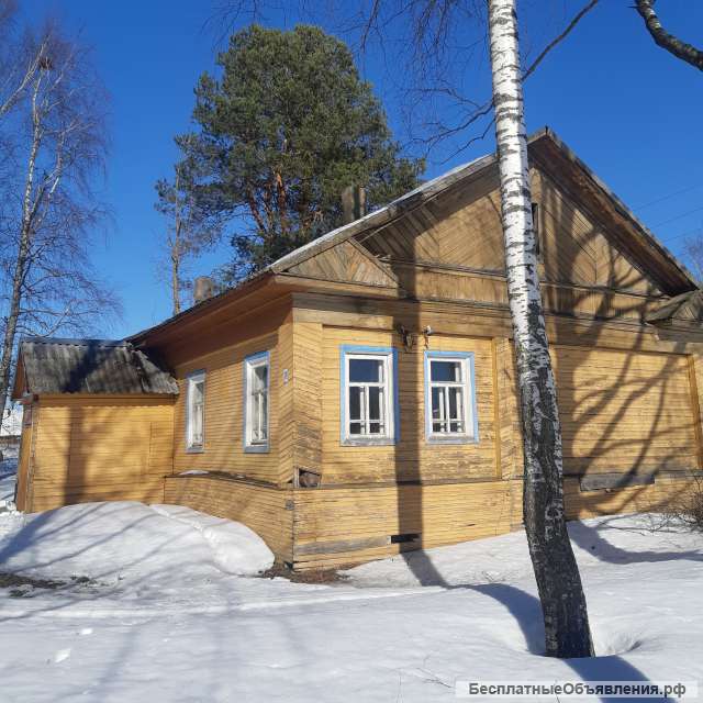 Здание бывшего клуба с земельным участком