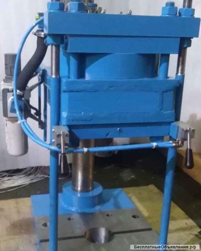 Пневматический пресс для производства дверей