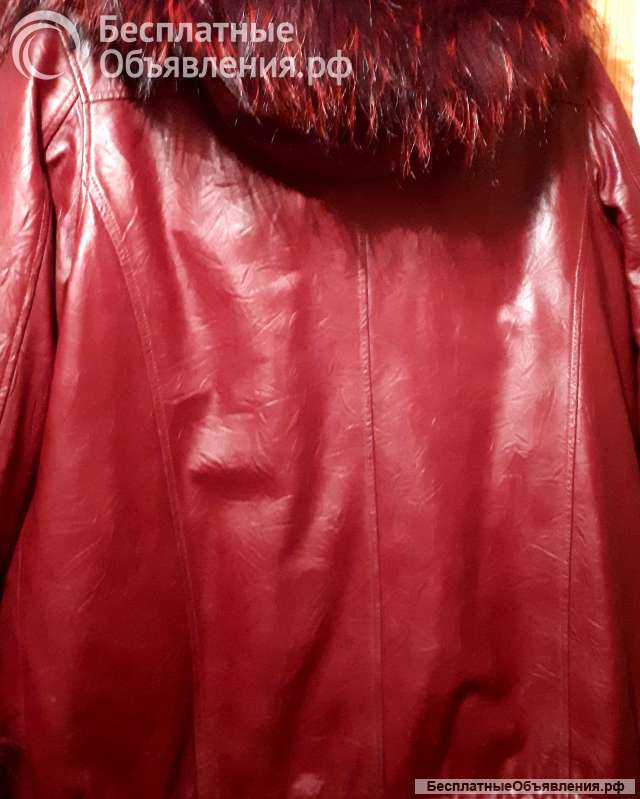 Кожанная куртка с капюшоном и мехом Красная на молнии, в отл состоянии, раз48