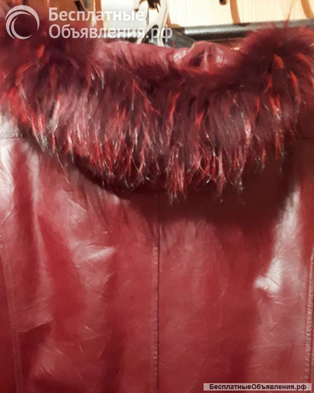 Кожанная куртка с капюшоном и мехом Красная на молнии, в отл состоянии, раз48