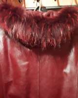 Кожанная куртка с капюшоном и мехом Красная на молнии, в отл состоянии, раз48