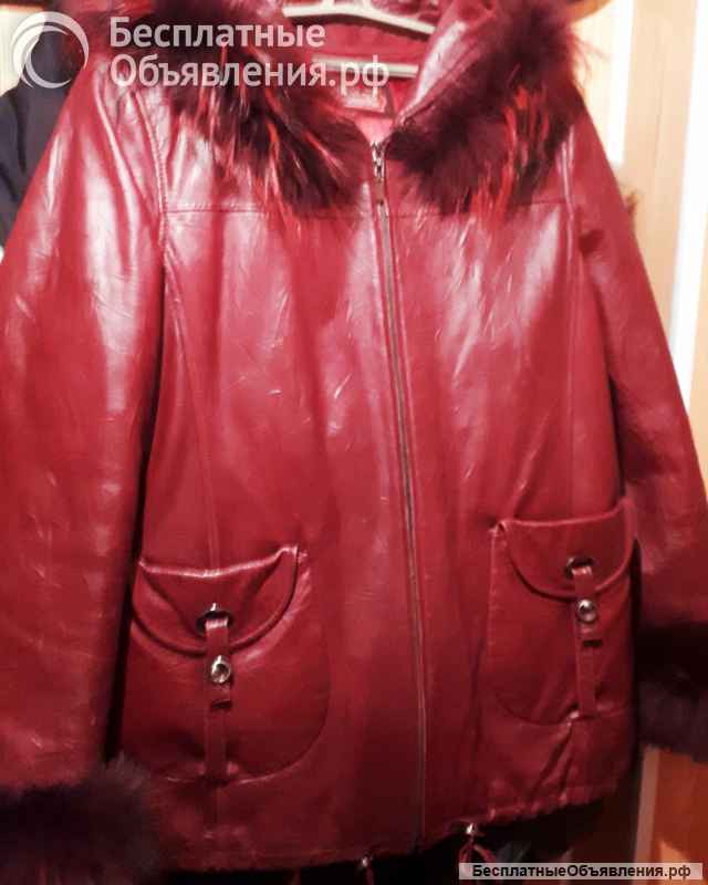 Кожанная куртка с капюшоном и мехом Красная на молнии, в отл состоянии, раз48