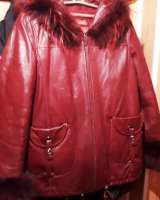 Кожанная куртка с капюшоном и мехом Красная на молнии, в отл состоянии, раз48