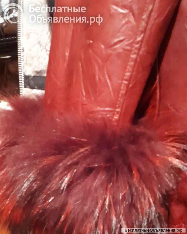 Кожанная куртка с капюшоном и мехом Красная на молнии, в отл состоянии, раз48