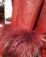 Кожанная куртка с капюшоном и мехом Красная на молнии, в отл состоянии, раз48