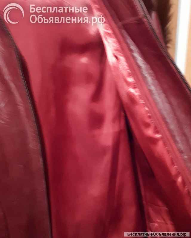 Кожанная куртка с капюшоном и мехом Красная на молнии, в отл состоянии, раз48