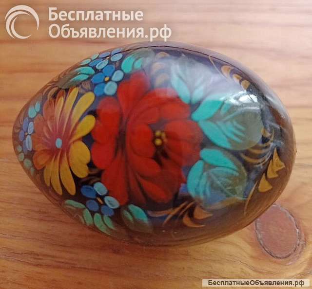 Деревянное пасхальное яйцо, выполненное в стиле Жостово