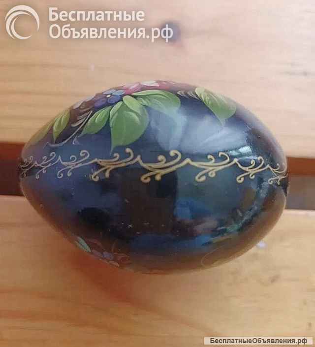 Деревянное пасхальное яйцо, выполненное в стиле Жостово