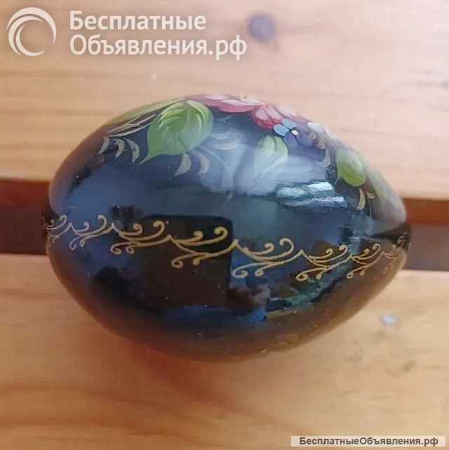 Деревянное пасхальное яйцо, выполненное в стиле Жостово