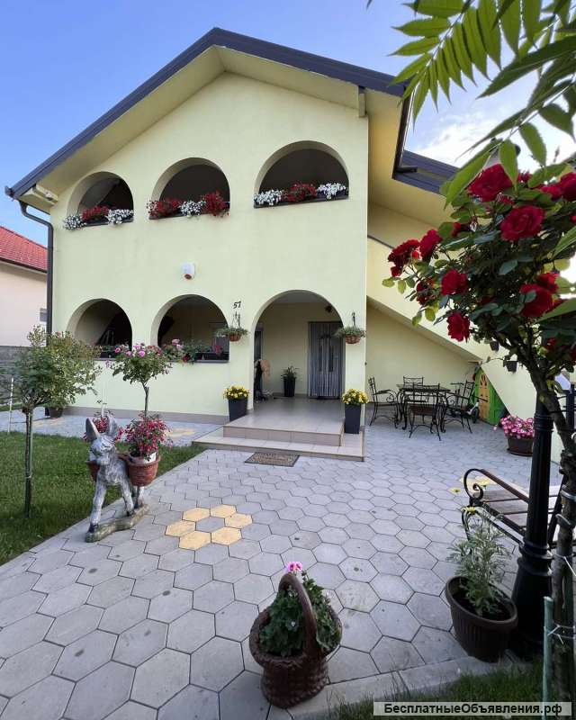 Дом в Старых Бановцах, Сербия