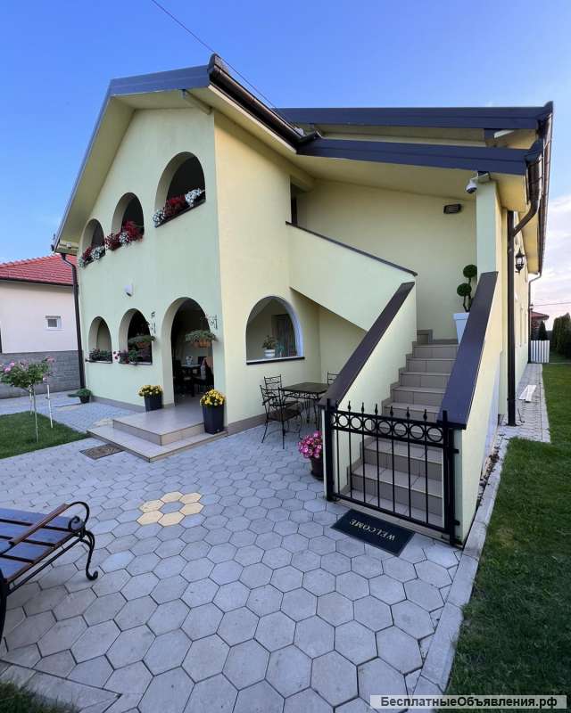 Дом в Старых Бановцах, Сербия