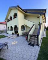 Дом в Старых Бановцах, Сербия