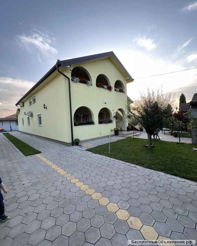 Дом в Старых Бановцах, Сербия