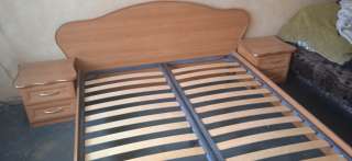 Двухспальная кровать с двумя тумбами