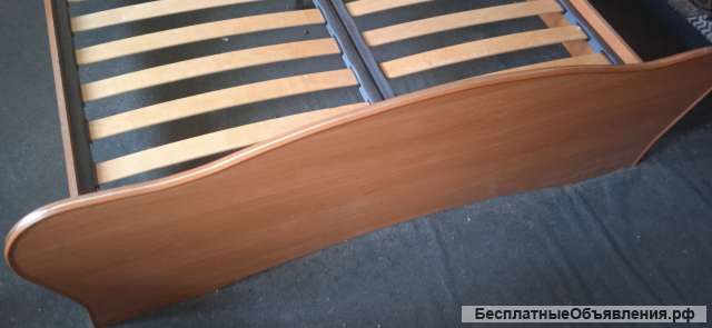 Двухспальная кровать с двумя тумбами