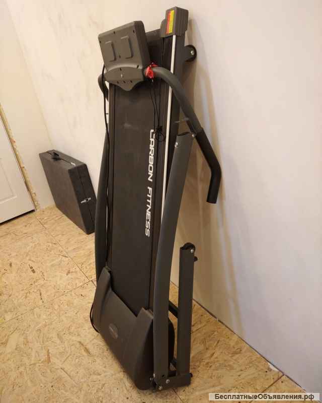 Беговую дорожку carbon T404