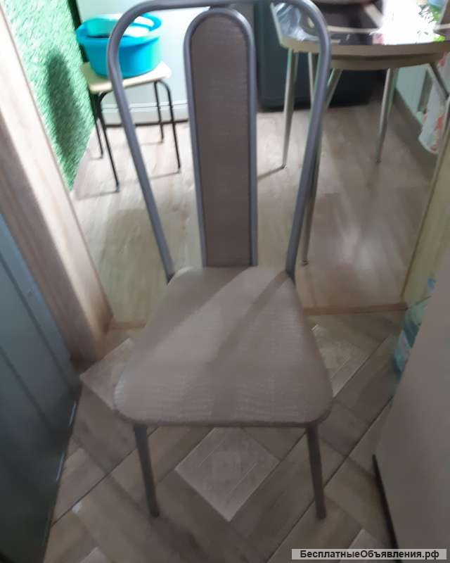 Стол кухонный и стулья