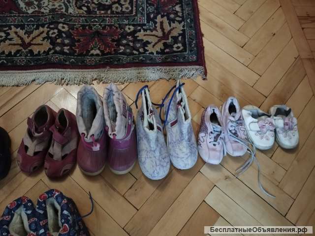 Разнообразная детская обувь на девочку