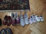 Разнообразная детская обувь на девочку