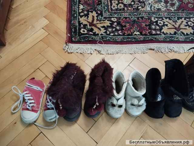 Разнообразная детская обувь на девочку