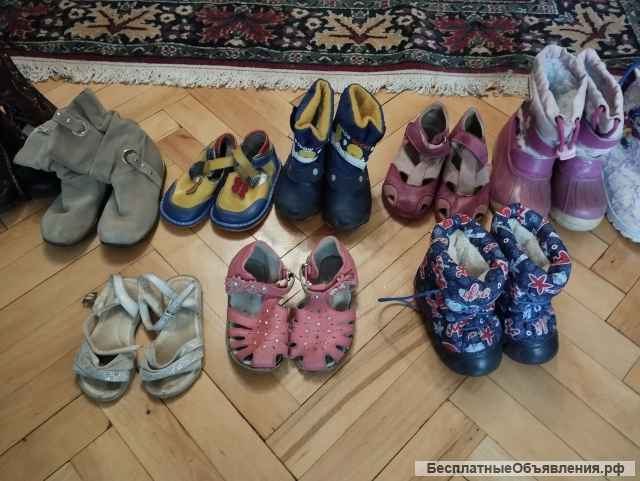 Разнообразная детская обувь на девочку