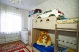 Дом рядом с детским садом и школой