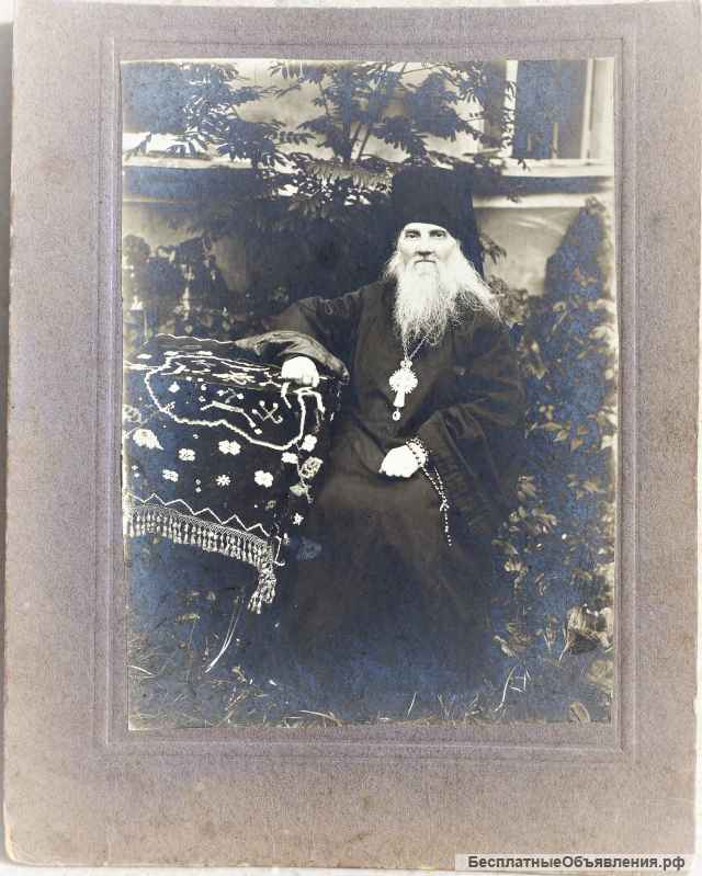 Старинная фототипия «Парадный портрет архимандрита» в паспарту. Россия, конец XIX века.
