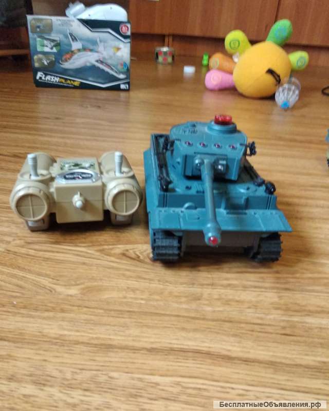 Танки на радиоуправлении, на аккумуляторах двигаются. башни поворачиваются с озвучкой