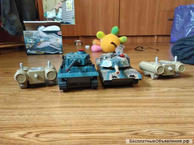 Танки на радиоуправлении, на аккумуляторах двигаются. башни поворачиваются с озвучкой