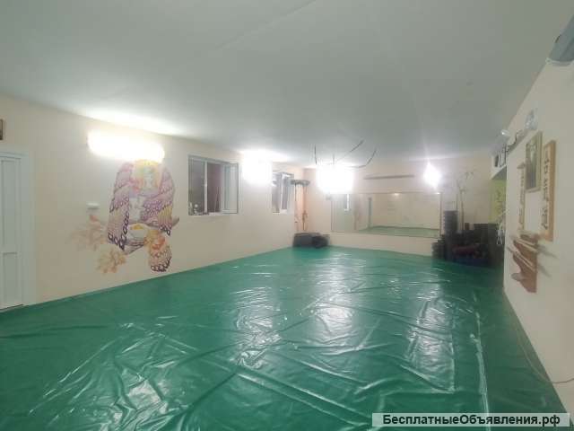 Спортзал для тренировок, полностью оборудованный