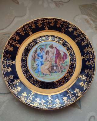 Декоративная настенная тарелка "Спор богинь" Чешский фарфор Кобальт, Датируется 20 век Год изготовл