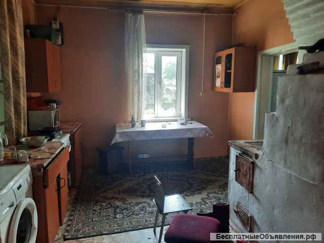 Жилой дом на берегу озера. Байкал