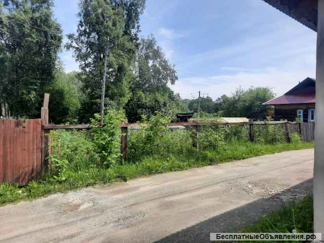 Жилой дом на берегу озера. Байкал