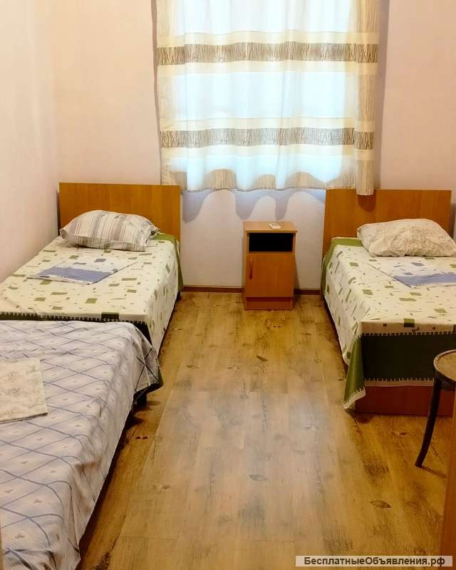 Сдаются трехместные номера эконом класса в с. Алахадзы в 300 м от моря.ы