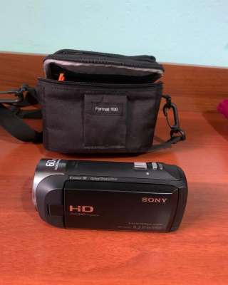Удобная лёгкая Видеокамера SONY HDR-CX405 оборудована объективом ZEISS Vario