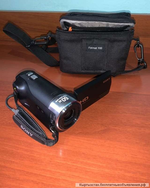 Удобная лёгкая Видеокамера SONY HDR-CX405 оборудована объективом ZEISS Vario