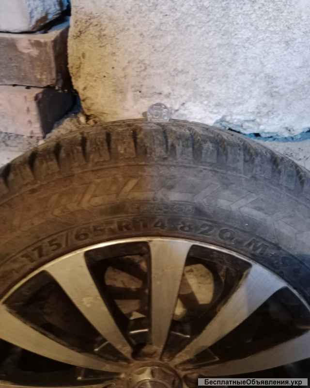 Зимние шины на дисках 175/65R14 б/у