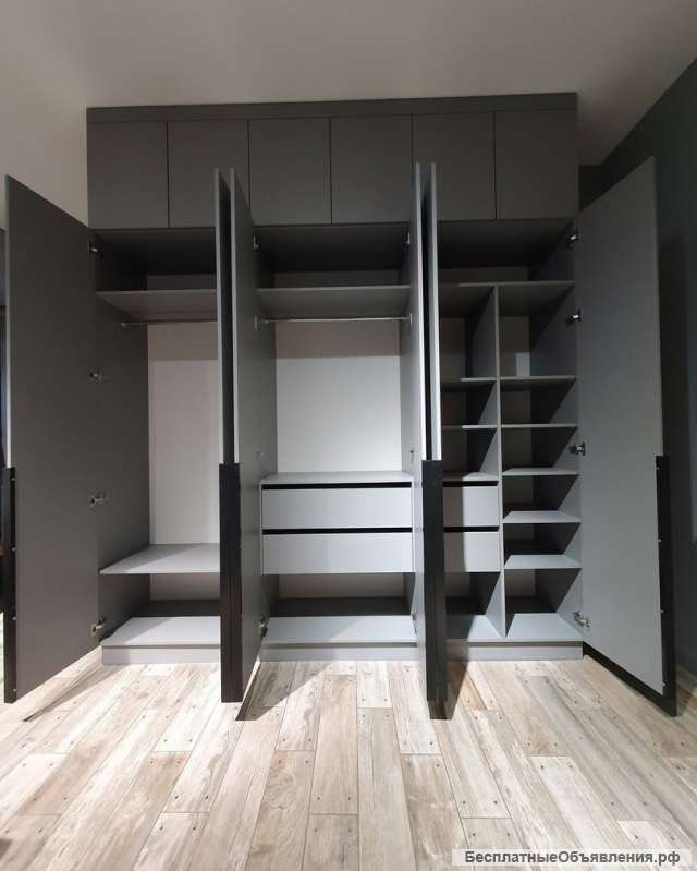 Шкаф. Стол. Кухня.