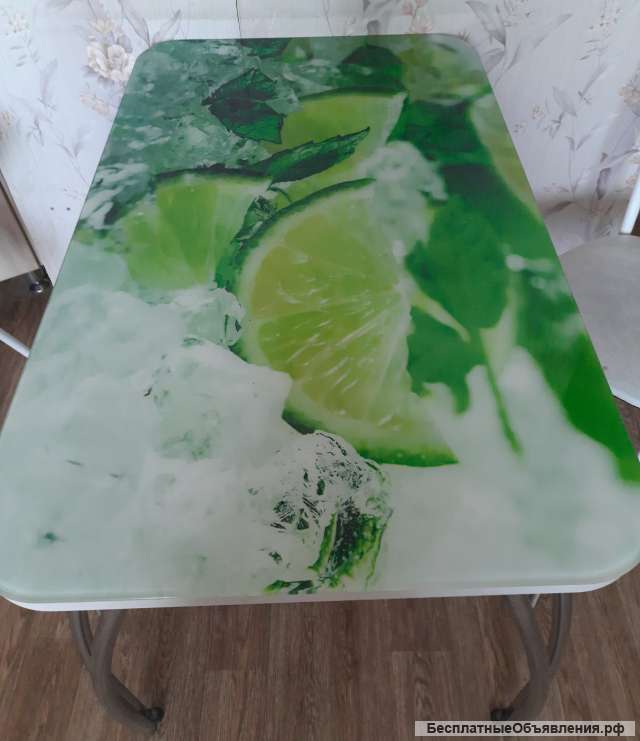 Обеденный стол на кухонную зону