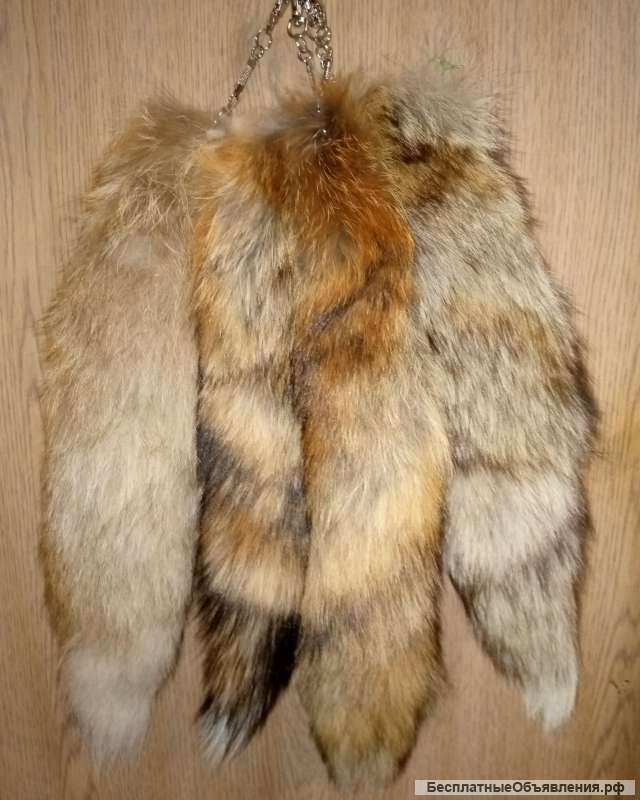 Хвосты лисы и песца на замке-карабине