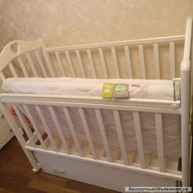 Детская кроватка (с маятником и ящиком)