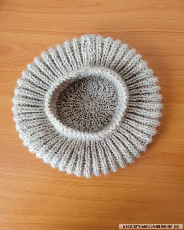 Берет вязаный спицами ручной работы