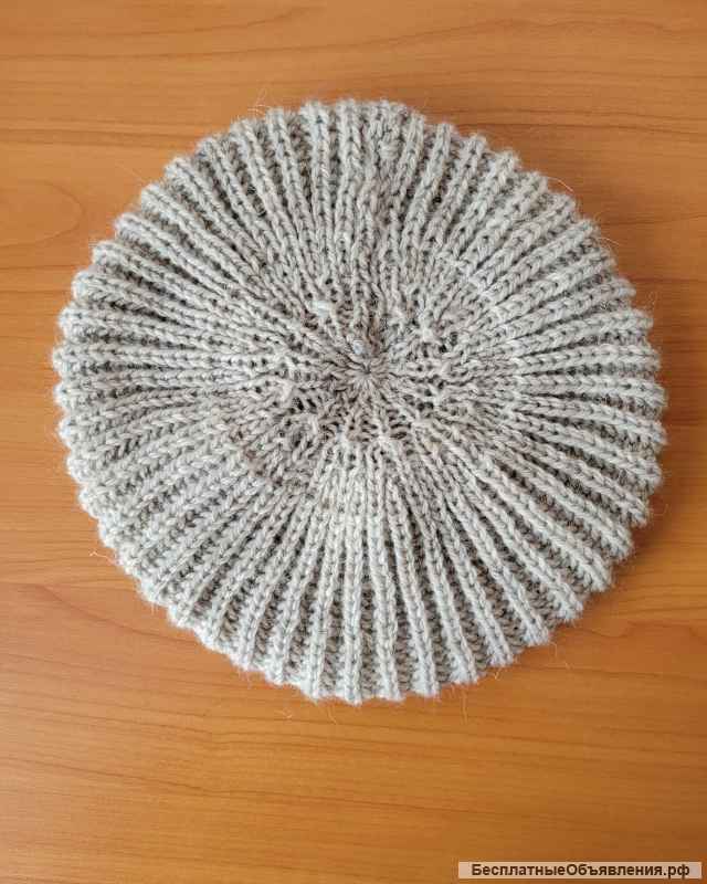 Берет вязаный спицами ручной работы