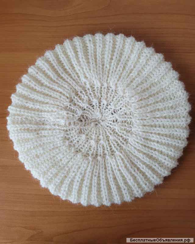 Берет вязаный спицами ручной работы