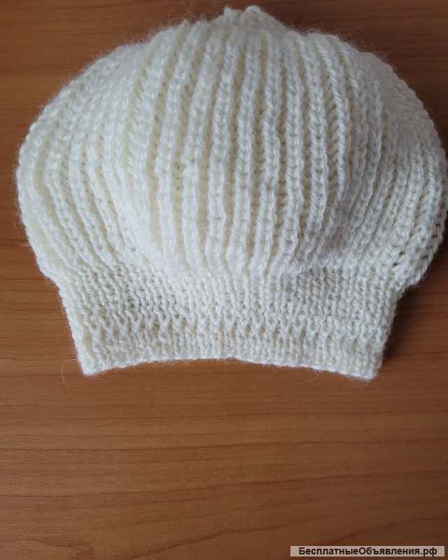 Берет вязаный спицами ручной работы