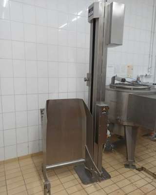 Столбовой (мачтовый) подъёмник-опрокидыватель-стационарный