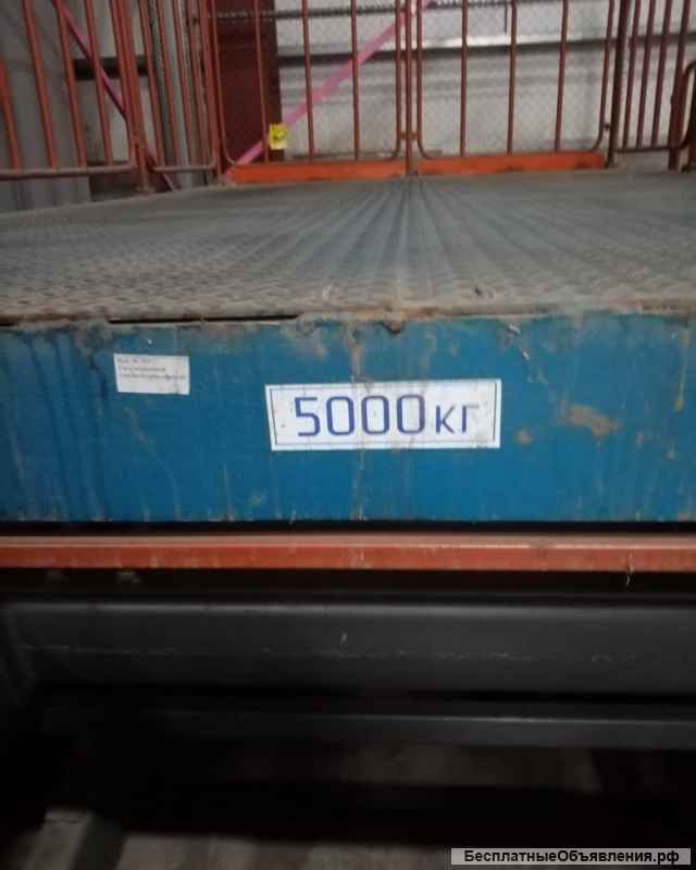 Подъемный вилочный стол